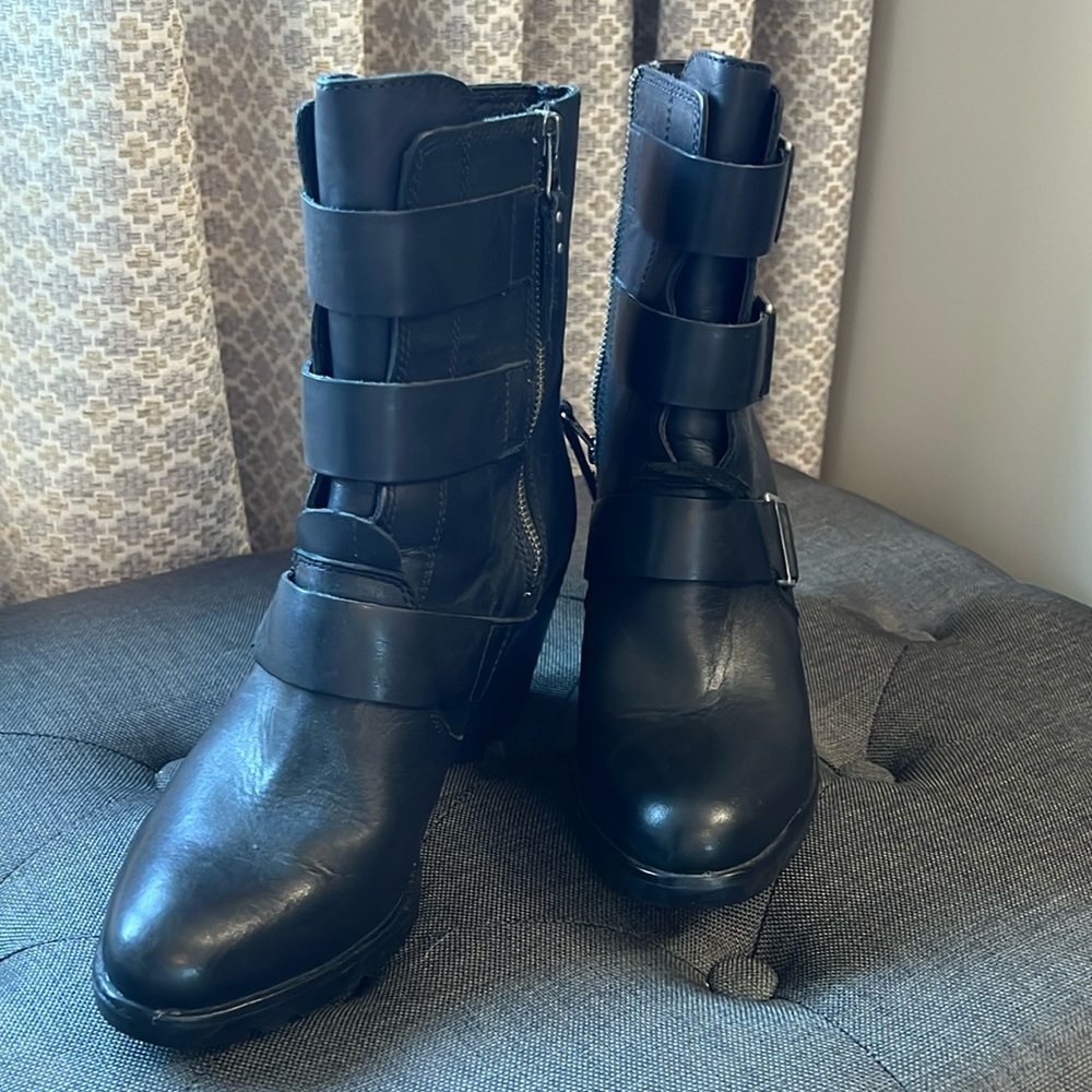 Sorel boots with buckle